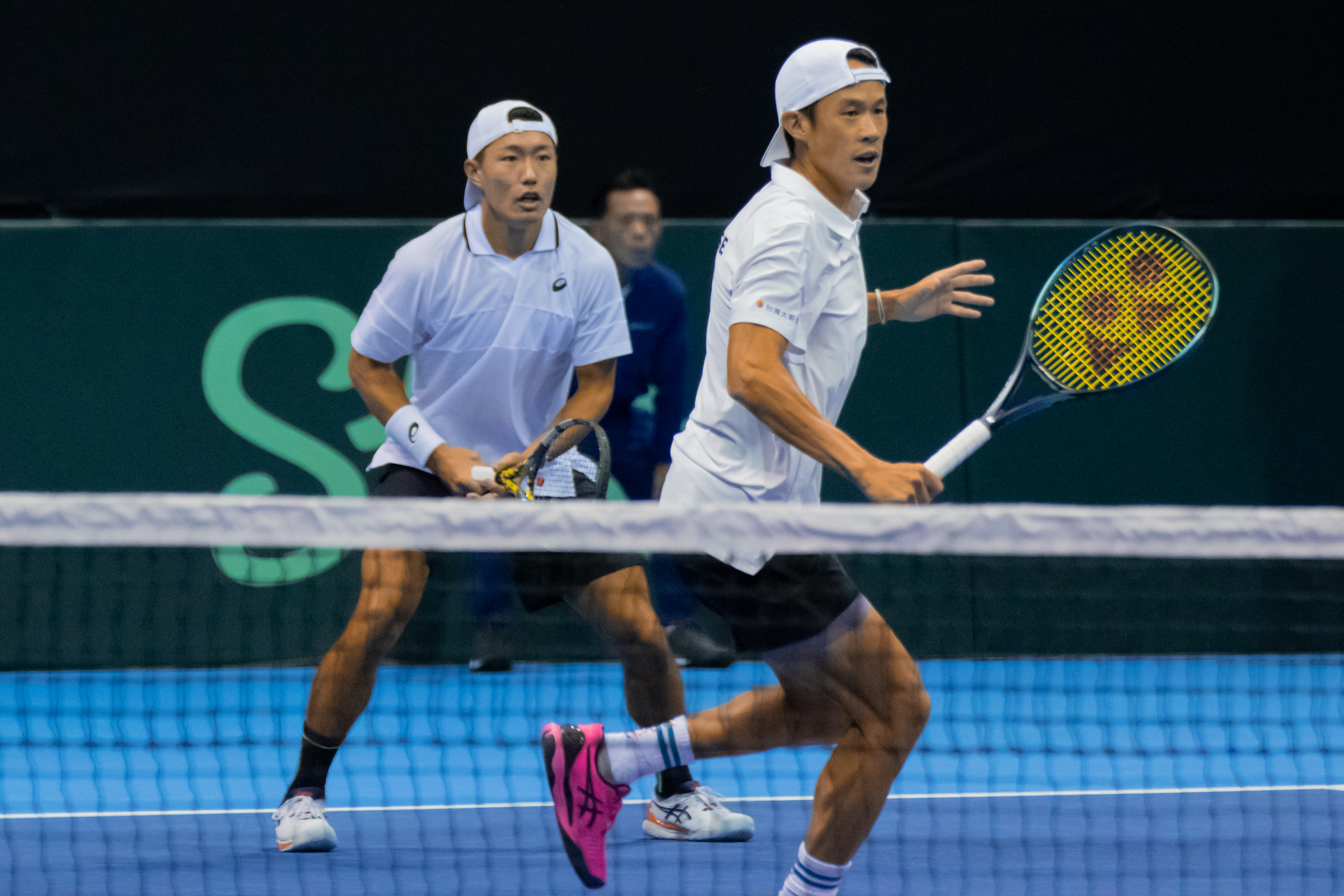 (圖)During the 2024 Davis Cup qualifiers Chinese Taipei versus France, Chinese Taipei men’s double Yu-hsiou Hsu (left) and Jason Jung fought strongly against French players with Grand Slam champion record.